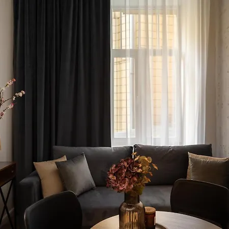 Old Town Charm & Chic By Downtown Apartment